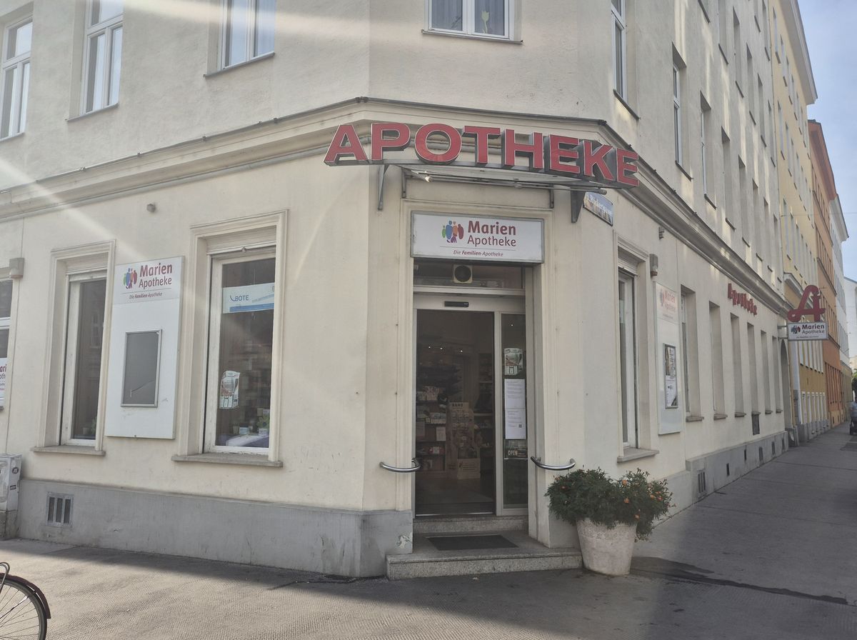 Innenansicht der Marien-Apotheke in Ottakring